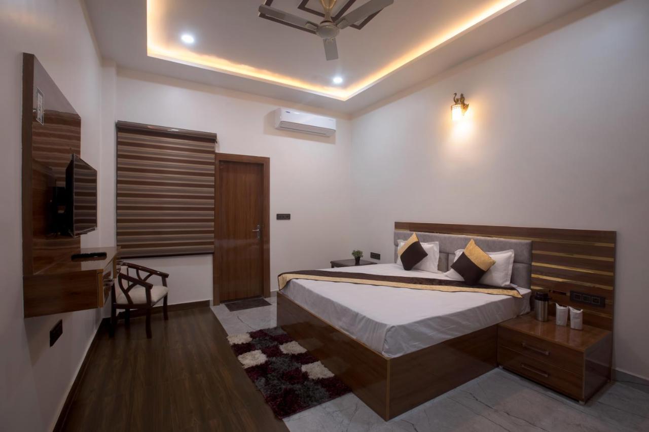 Madhav Residency Hotel Mathura Bagian luar foto